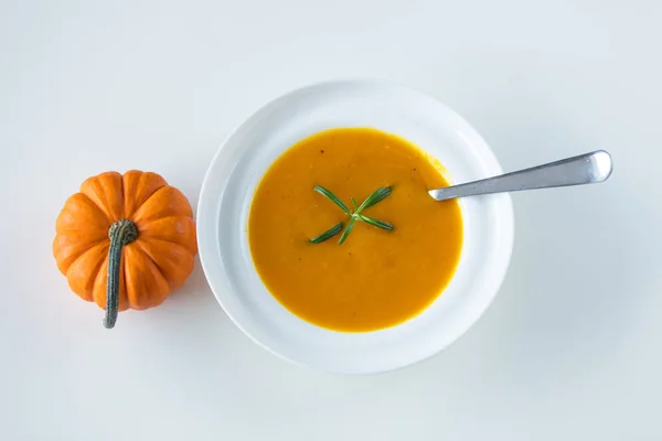 Тыквенный суп с розмарином — стоковое фото