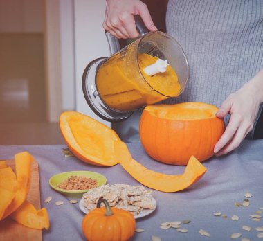 Kabak kremalı çorba dökme eller 