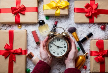 kadın holding çalar saat