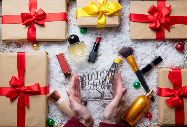 Manos femeninas sosteniendo poco carrito de compras — Foto de Stock