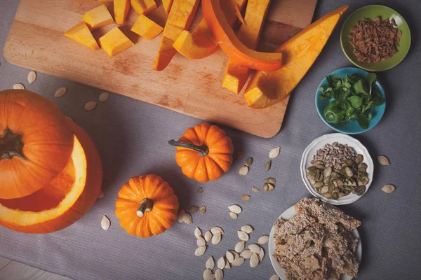 Doğrama kurulu Çerezler, tohumu, otlar ile plakaları üzerinde en iyi görünümünü Eko kabaklar