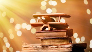 Kitaplar Vintage ve ahşap uçak