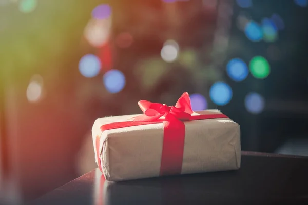 Caja de regalo con cinta roja —  Fotos de Stock