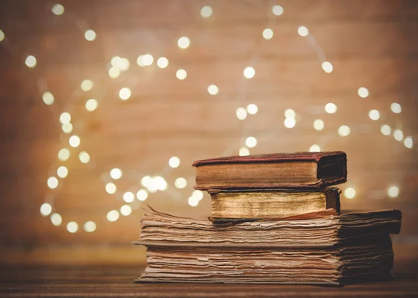 Libros vintage con luces de hadas — Foto de Stock