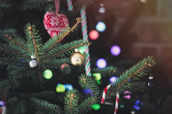 Árbol de Navidad con f decoraciones — Foto de Stock