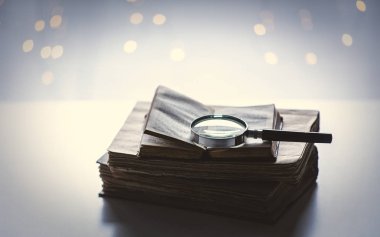 Kitap ve peri ışıkları ile tabloda Büyüteç