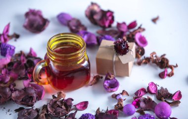 Hediye kutusu ve mor yapraklar ile fincan