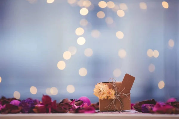 El yapımı hediye kutusu mor ot ve yaprak ile