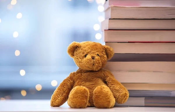 Мишка Тедди мягкая игрушка со старыми книгами — стоковое фото