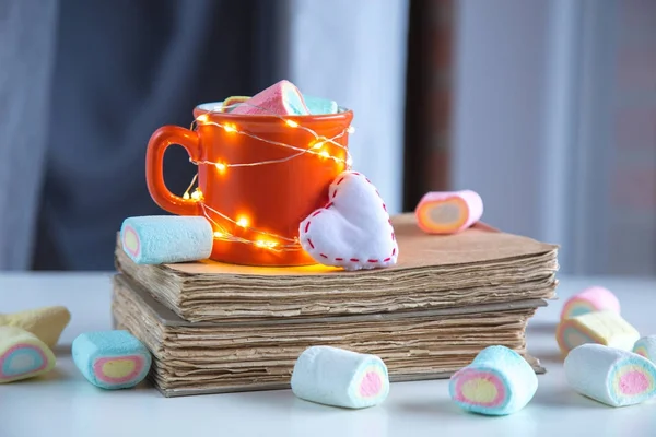 Taza de café con malvaviscos y libros corazón —  Fotos de Stock