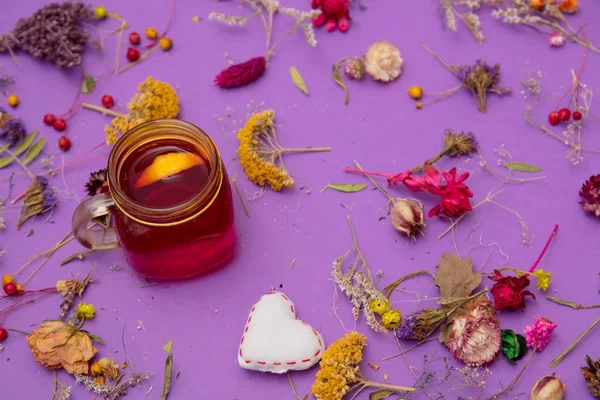 Taza de té con forma de corazón de juguete y hierbas — Foto de Stock