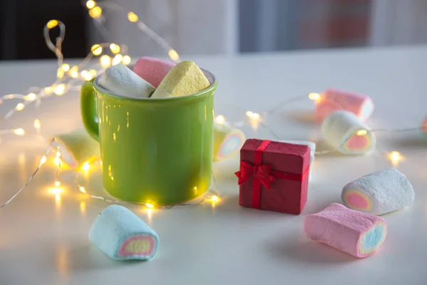 Tasse de café avec guimauves et boîte cadeau — Photo