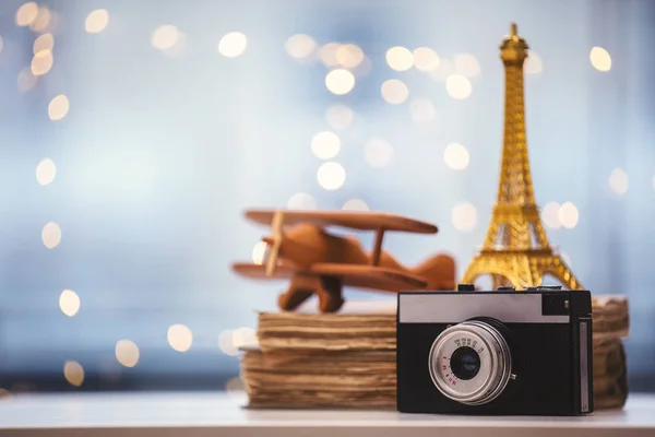 Cámara con torre Eiffel y avión con libros — Foto de Stock