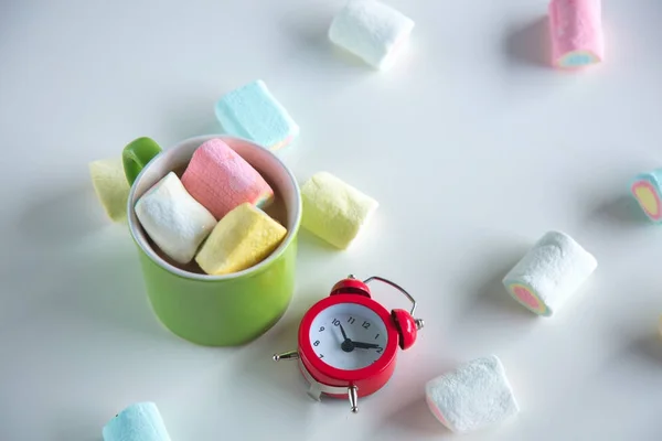 Kopje koffie met marshmallows met weinig wekker — Stockfoto