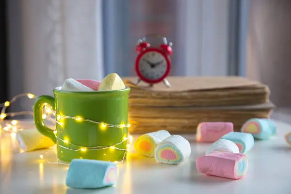 Kopje koffie met marshmallows en fairy verlichting — Stockfoto