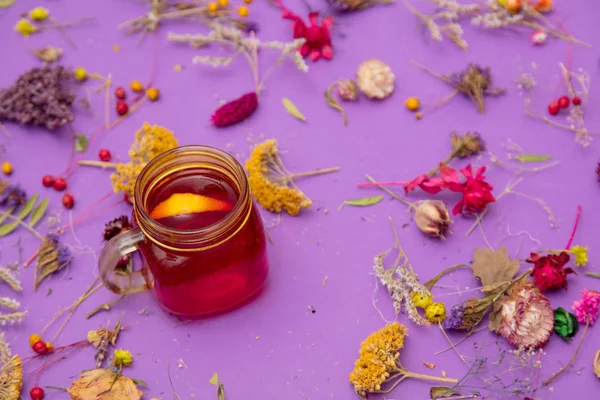 Taza de té y hierbas con flores —  Fotos de Stock