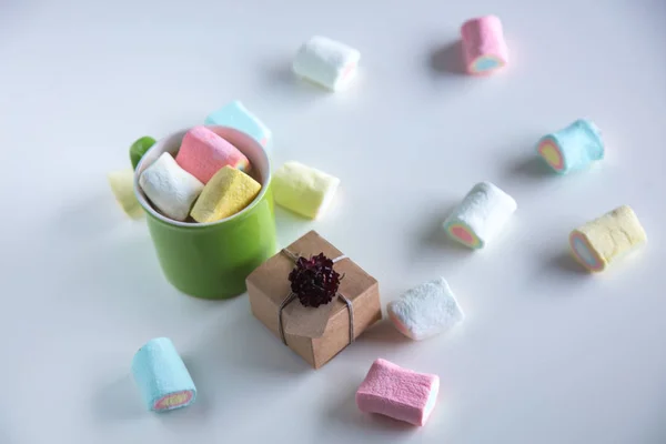 Xícara de café com marshmallows e caixa de presente — Fotografia de Stock