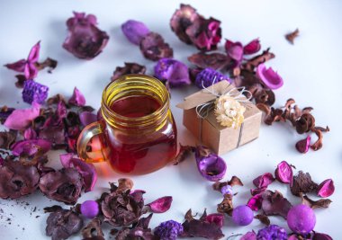 Hediye kutusu ve mor yapraklar ile fincan