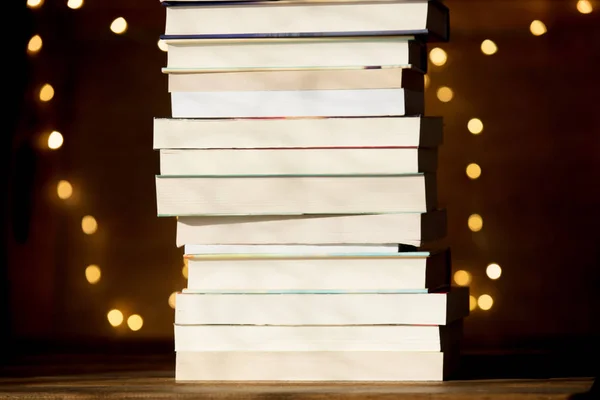 Stapel boeken met verlichting — Stockfoto
