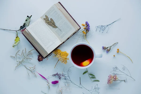 Kupası, İncil ve otlar