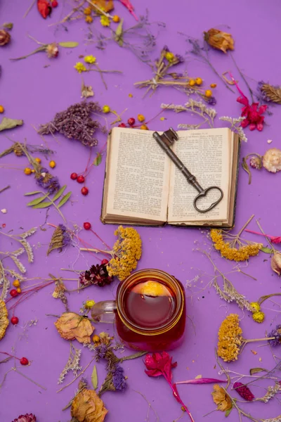 Taza de té con libro y llave , —  Fotos de Stock