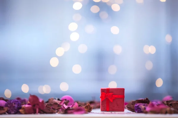 Handgemaakte geschenkdoos met paarse kruiden en bladeren — Stockfoto