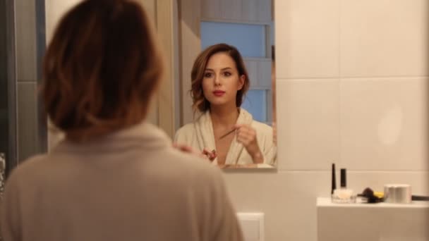 Νεαρή Όμορφη Γυναίκα Εφαρμογής Μακιγιάζ Στο Μπάνιο — Αρχείο Βίντεο