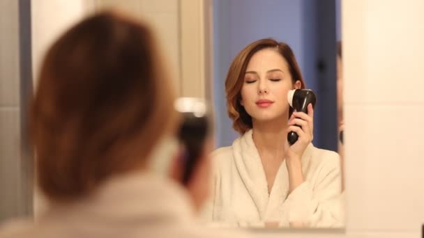年轻美丽的妇女清洁她的脸在浴室 — 图库视频影像