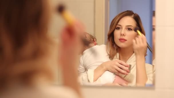 Giovane Donna Che Tiene Suo Piccolo Figlio Applica Trucco Bagno — Video Stock