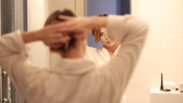 Junge Schöne Frau Putzt Ihr Gesicht Badezimmer — Stockvideo
