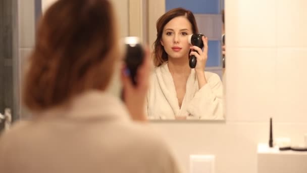 Junge Schöne Frau Putzt Ihr Gesicht Badezimmer — Stockvideo