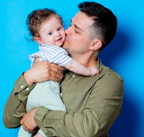 Jovem Pai Filho Fundo Azul — Fotografia de Stock