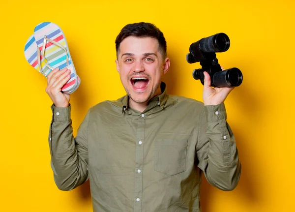 Jonge Man Met Biloculars Sandalen Zoek Naar Vakantie Portret Gele — Stockfoto