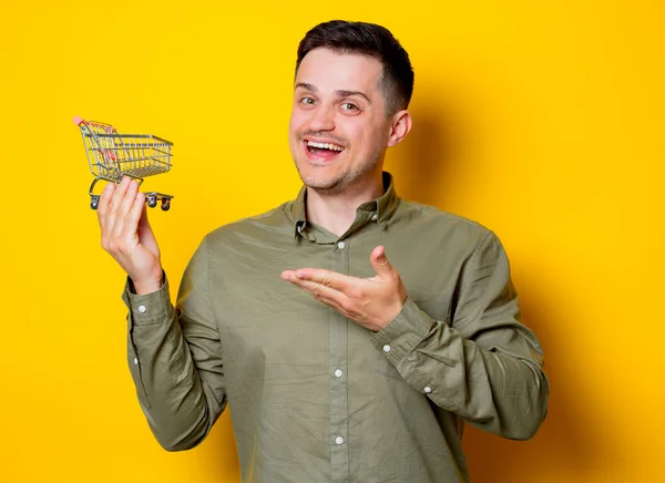 Jovem Homem Feliz Com Carrinho Compras Fundo Amarelo — Fotografia de Stock