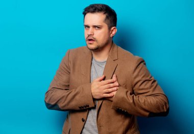 Mavi arka planda kötü kalpli bir adam. 