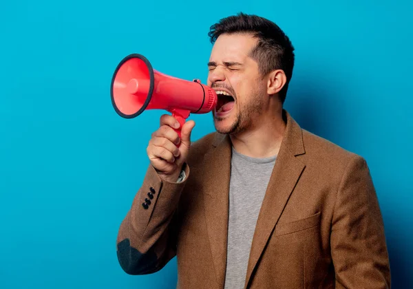 Estilo homem com alto-hailer no fundo azul — Fotografia de Stock