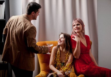 İki kadın ve bir erkek parti zamanı 