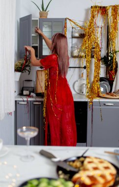 Partiden sonra mutfakta bir şey arayan bir kadın. 