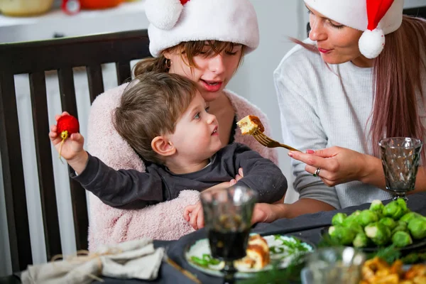 Mor Försöker Mata Barn Julmiddag — Stockfoto