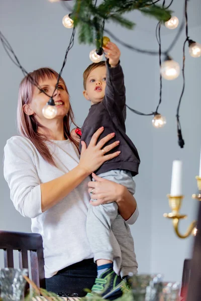 Kvinna Med Son Förbereder Älva Ljus För Jul Middag — Stockfoto