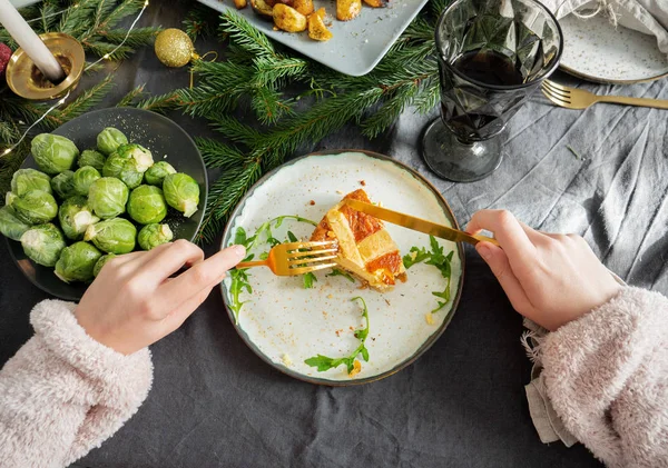 Hindi Peynirli Noel Turtası Yiyen Kadına Yakın Durun — Stok fotoğraf