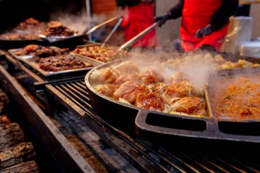 Wroclaw, Polonya 'daki Noel pazarında geleneksel et duman içinde