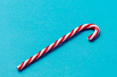 Mavi arka planda Noel lolipop bastonu 