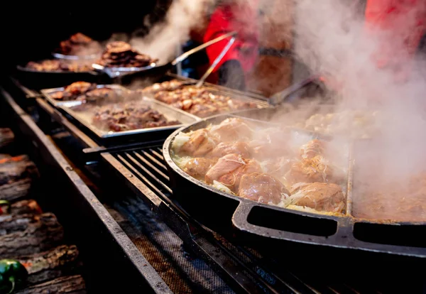 Traditioneel vlees in rook op de kerstmarkt in Wroclaw, Polen — Stockfoto