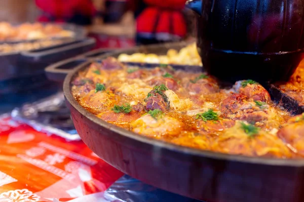 Traditioneel vlees met kool op kerstmarkt in Wroclaw, Po — Stockfoto