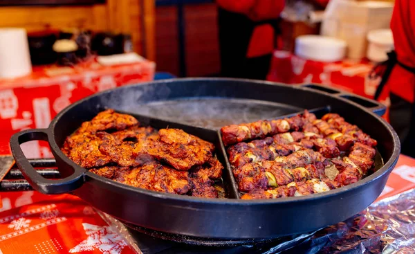 Traditioneel vlees in rook op de kerstmarkt in Wroclaw, Polen — Stockfoto