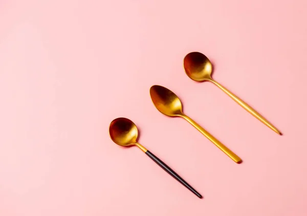 Tres cucharas de té sobre fondo rosa — Foto de Stock