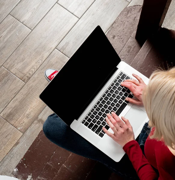 Blonde hipster with laptop computer sits on aged stairs in old c — Stock Photo, Image