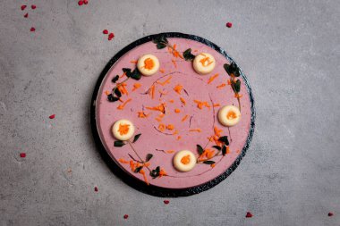 Vejetaryen böğürtlenli çiğ gurme turtası.