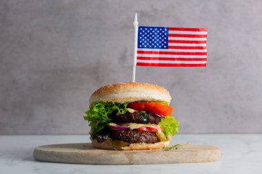 Tepside Amerikan bayrağı olan sığır burger. 